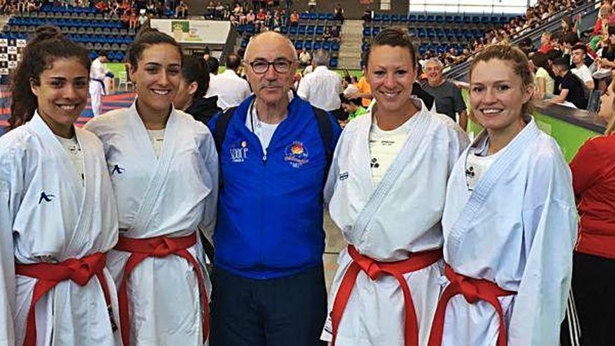 Las hermanas Villacorta, el técnico Fernando Pérez, Irene Colomar y Cristina Ferrer, ayer en Madrid.