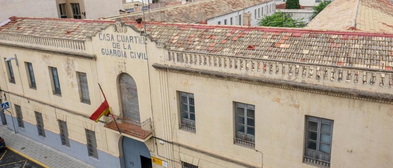 El cuartel solo mantiene la Intervención de Armas en una pequeña sala porque el resto del amplio edificio lleva décadas sin ninguna actividad.