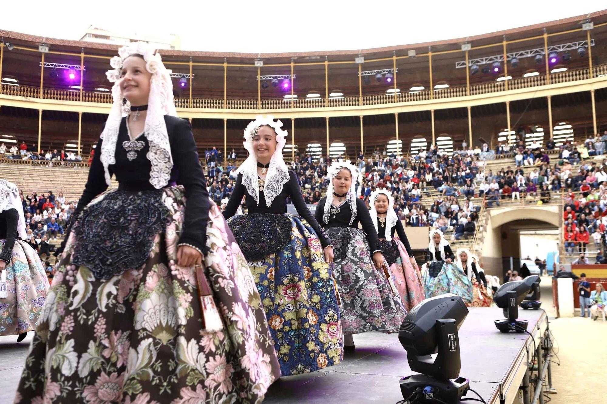 Las candidatas a Bellea del Foc 2025 ensayan con el traje de novia alicantina en la plaza de toros de Alicante