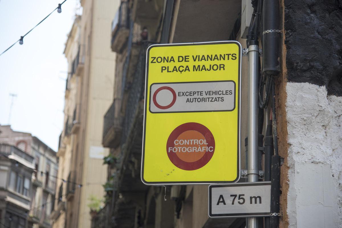 Senyal vertical per informar del sistema de fotomultes al carrer de Sobrerroca de Manresa