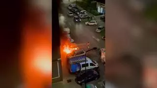 Espectacular incendio de un coche en plena noche en Gijón