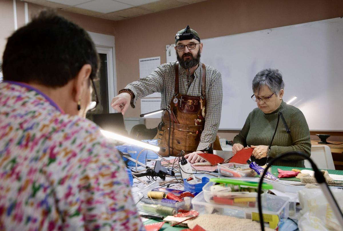 Cosido a mano y con alma en Mar de Niebla: “El cuero me salvó la vida y ahora quiero ayudar a otros”