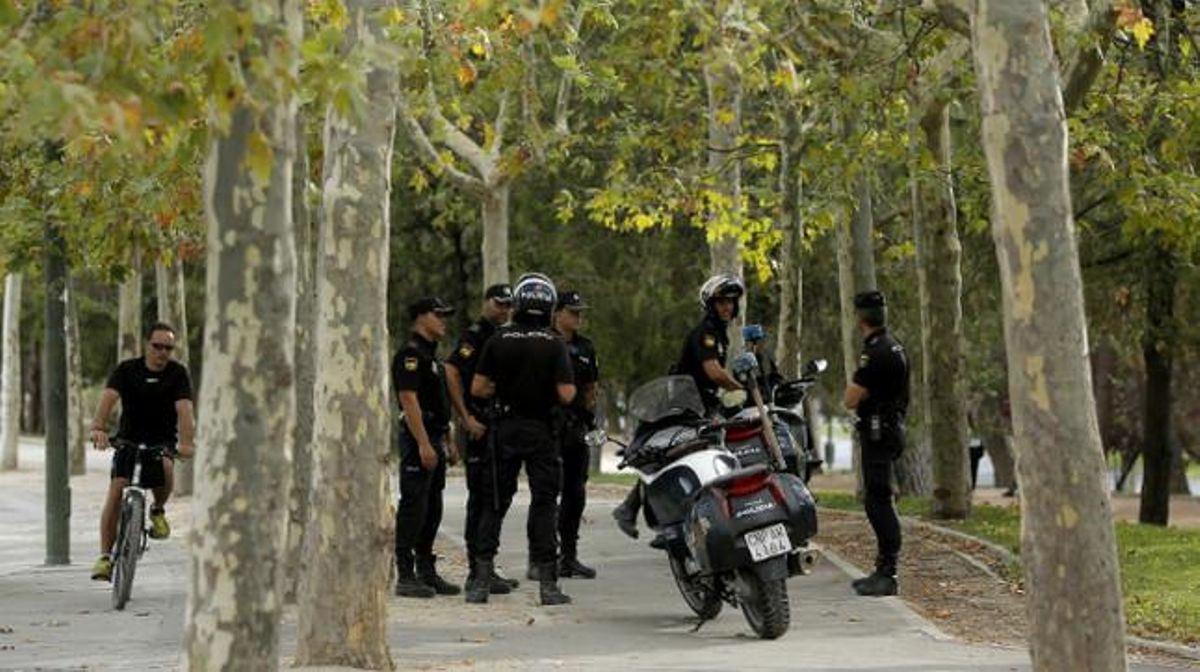 La Policia patrullava en un dels parcs del districte de Ciudad Lineal, a Madrid. La Policia patrullava en un dels parcs del districte de Ciudad Lineal, a Madrid.