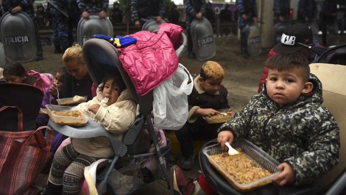 zentauroepp39273922 children eat meals from a soup kitchen during a protest by a170722183231