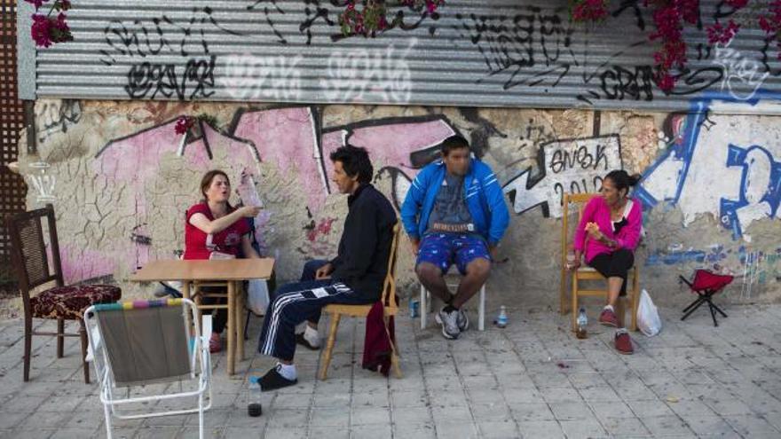 Un campamento detrás del centro de drogodependencias de Cruz Roja en el Tossal de Alicante