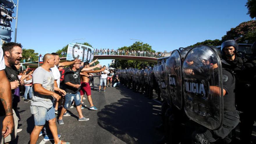 La oposición venezolana presiona al Ejército para que deje entrar la ayuda humanitaria