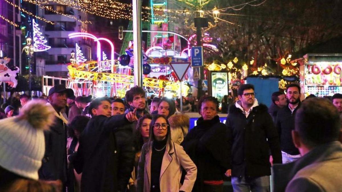 El centro, lleno de gente disfrutando de la decoración y las atracciones navideñas.