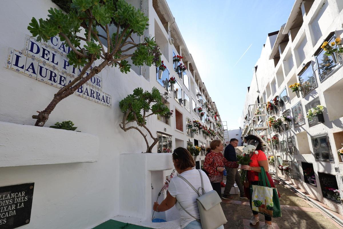 Todas las fotos del día de Tots Sants en los cementerios de Ibiza