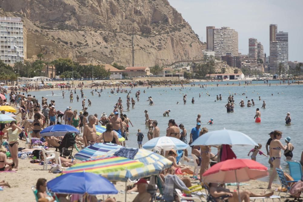 La playa del Postiguet, llena por las altas temperaturas