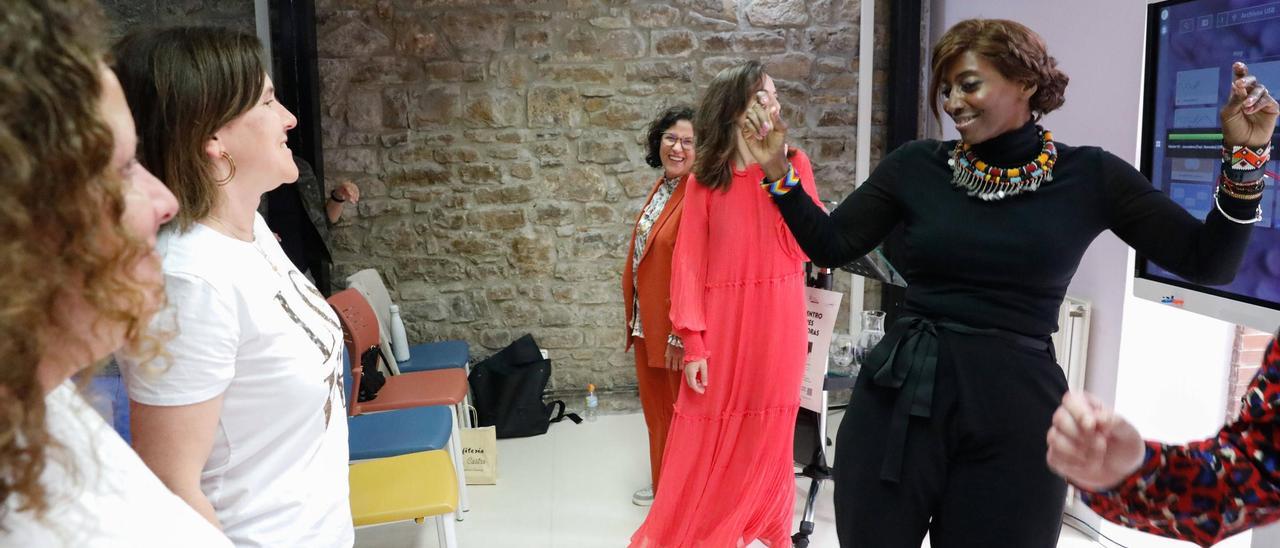 Bisila Bokoko, en primer término, durante su intervención en Avilés.