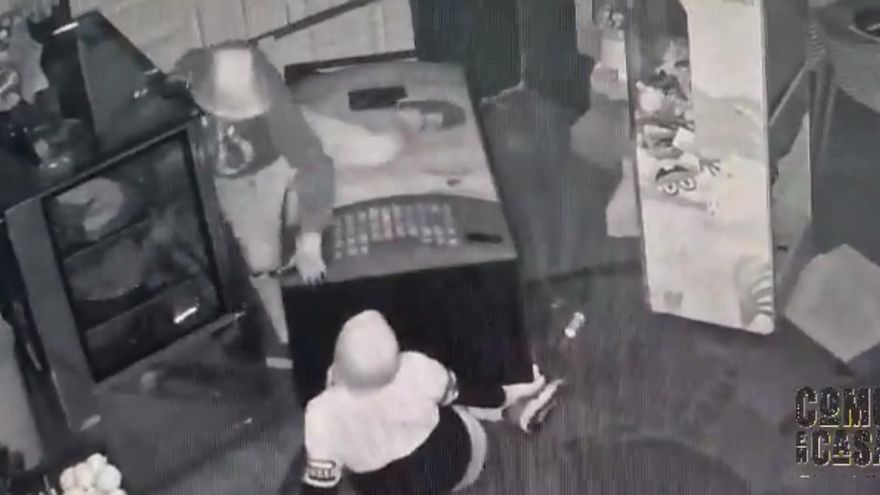 RESTAURANT CANARY ISLANDS viral |  The most surreal robbery: he tries to loot a tobacco machine and gets caught