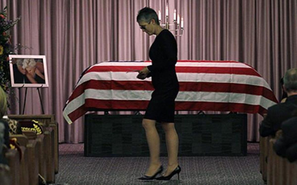 Jamie Lee Curtis passa per davant del fèretre del seu pare, Tony Curtis, després de fer un elogi funebre d’ell.