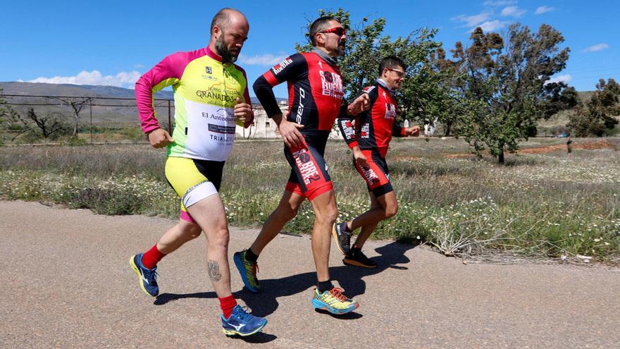 Tres de los seis participantes de este reto, en el Medio Ironman de Almería.