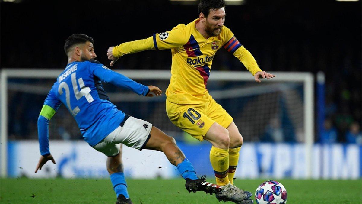Insigne y Leo Messi durante la ida de los octavos de final de la Champions 2019/20 en San Paolo