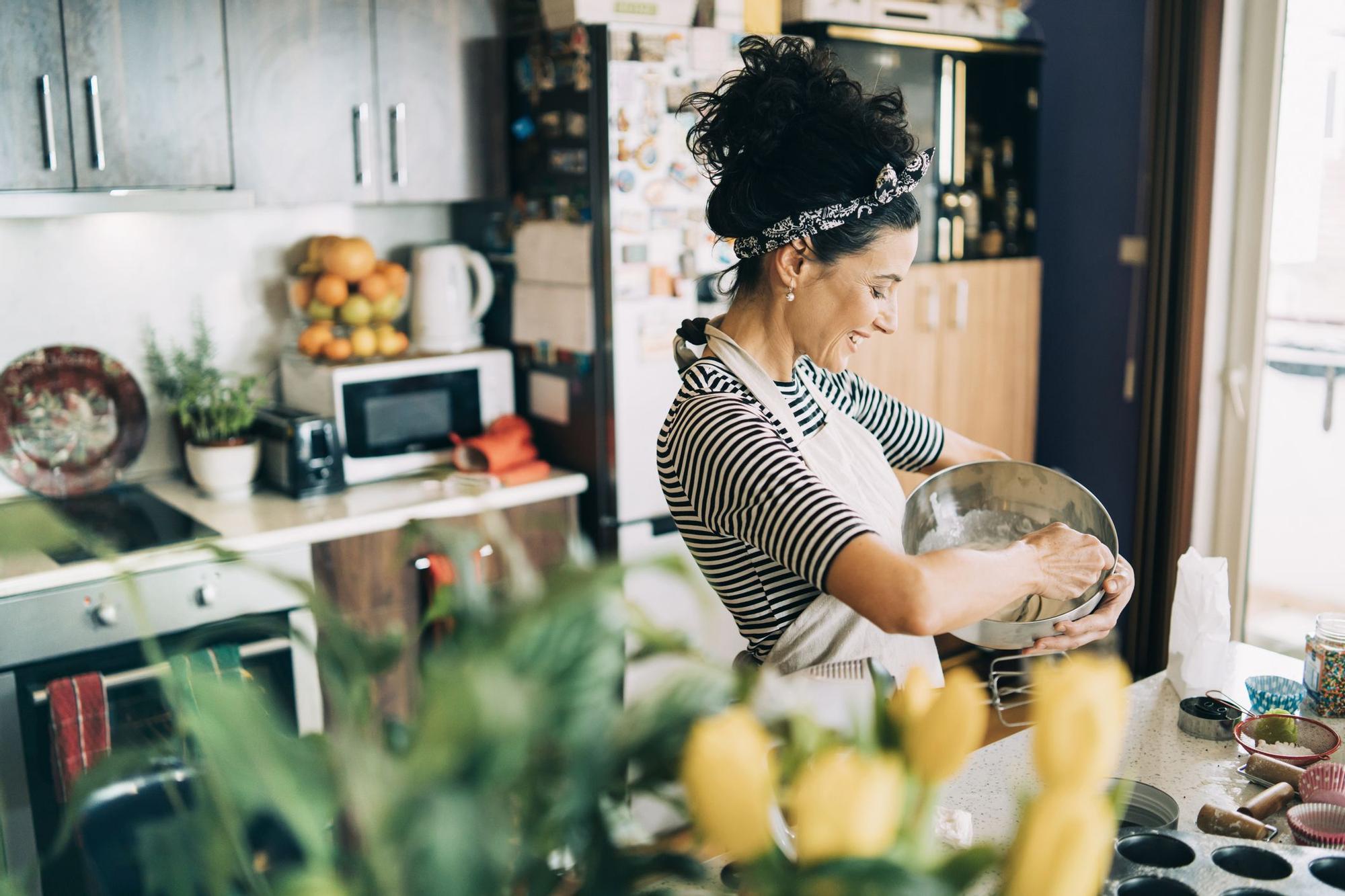 Mujer realizando un postre en la cocina