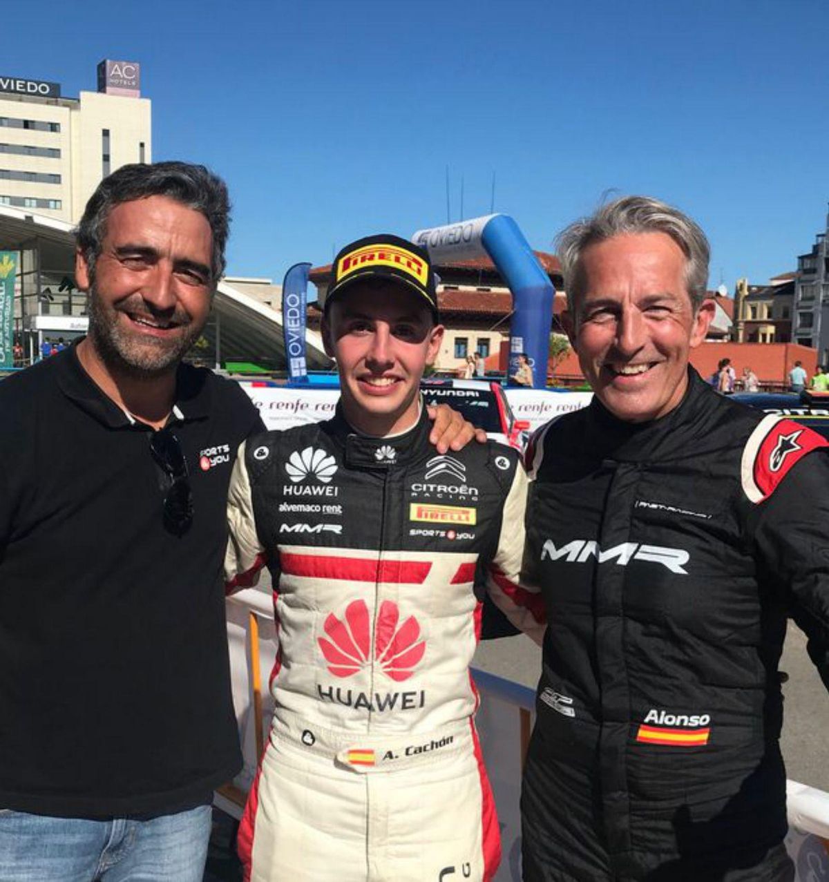Por la izquierda, José P. Fontes, jefe del equipo Citroën; Alejandro Cachón, y Daniel Alonso, exultantes al término de la prueba. | J. B. Díaz