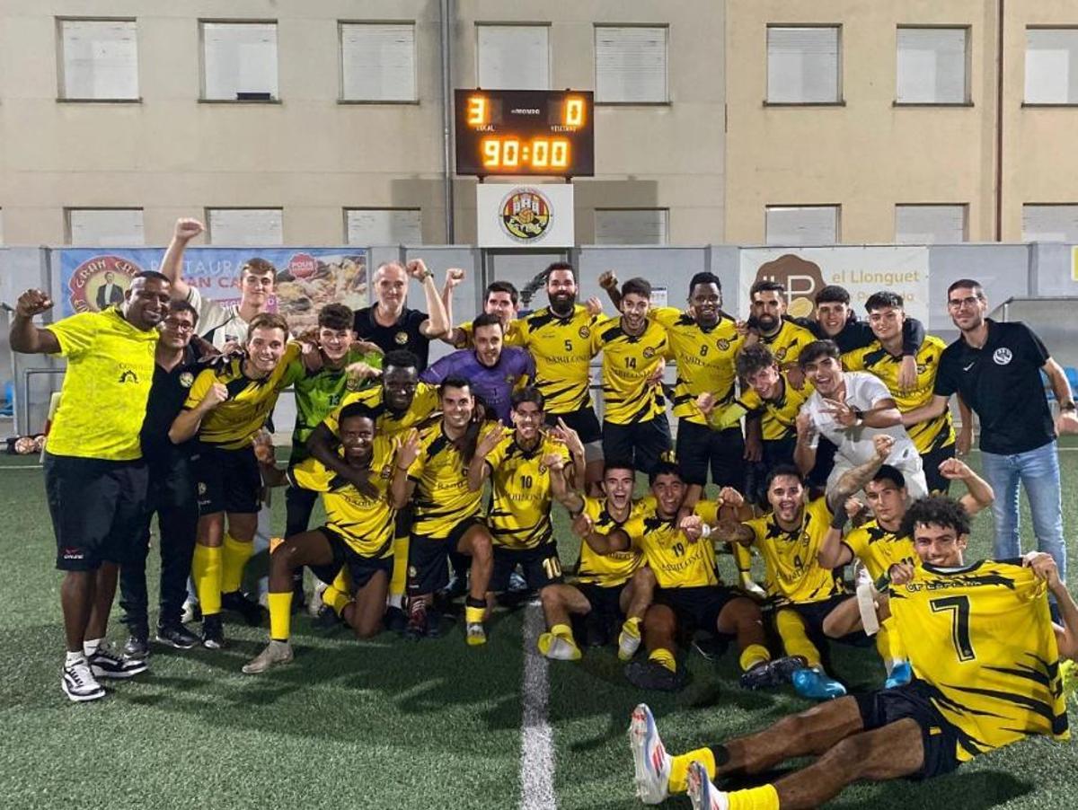 La plantilla de l'Esplais celebrant la victòria d'aquest diumenge.