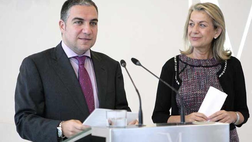 Elías Bendodo y Francisca Caracuel, esta mañana.