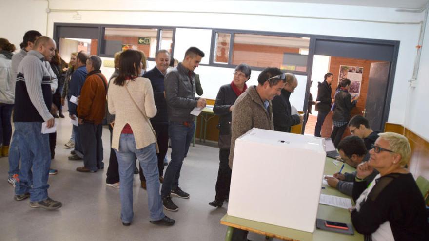 Cues per votar a l&#039;Institut Cendrassos de Figueres.