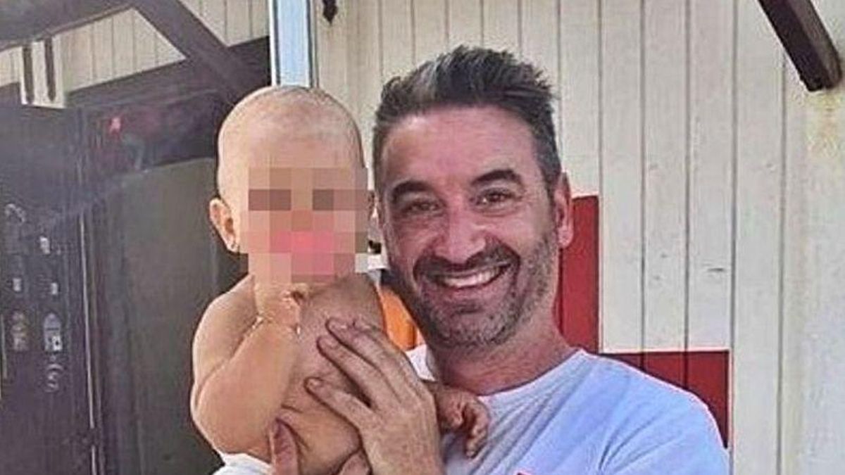 José Domingo, socorrista en la playa del Carloti, junto a la bebé. | INFORMACIÓN