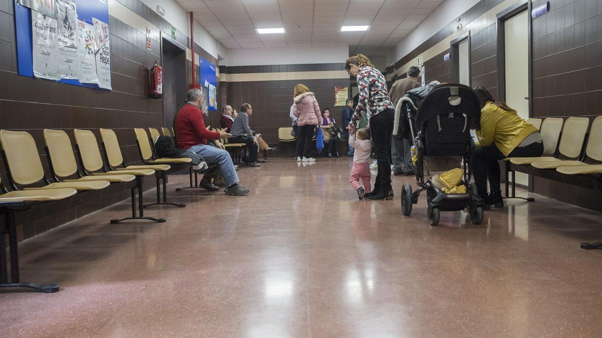 Pacientes en una sala de consultas en el Benavente Sur.