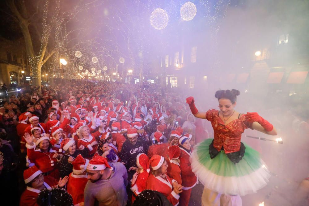 Más de 1.200 Papás Noel bailan en línea en el Born de Palma