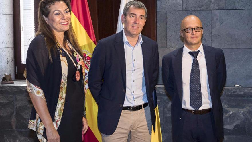 El presidente del Gobierno de Canarias, Fernando Clavijo (c), durante el encuentro con representantes de Air Europa Express para tratar sobre las nuevas rutas interinsulares en junio pasado.