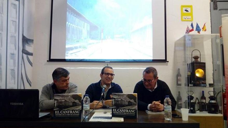 Un libro recoge la historia del ferrocarril de Canfranc