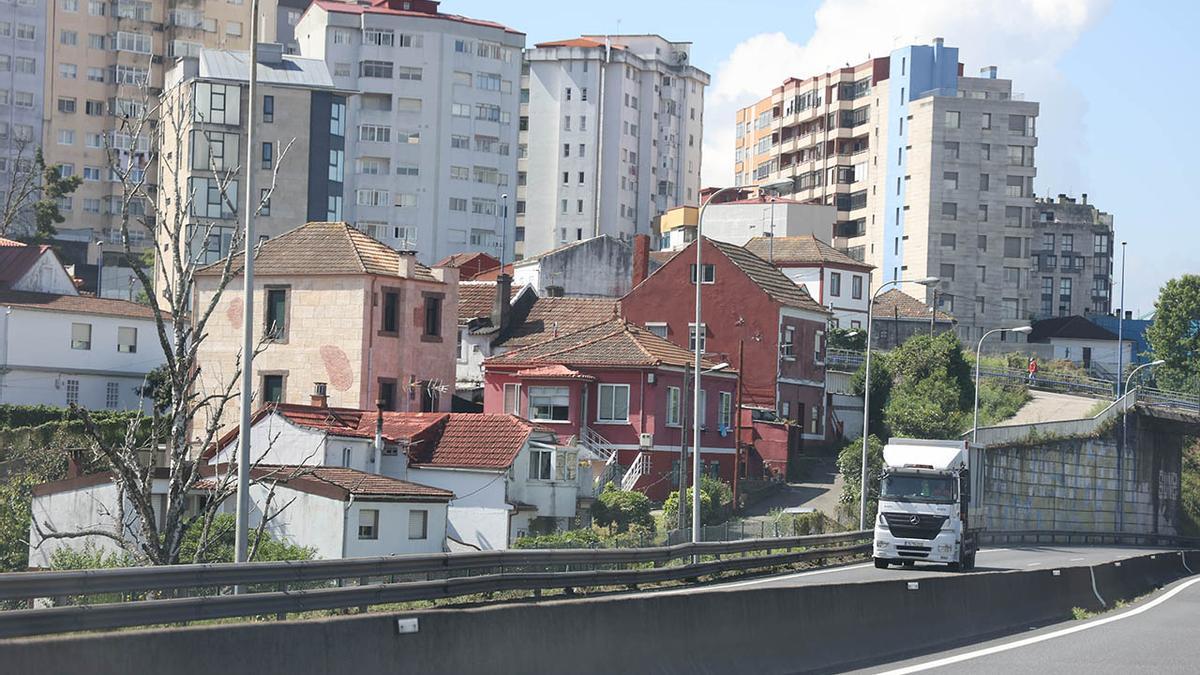 Edificios dispersos a ambos márgenes del vial sin pantallas acústicas que los amparen