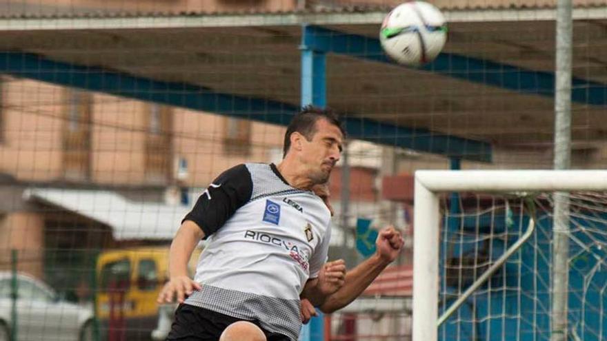 Saavedra despeja un balón ante el Tuilla.