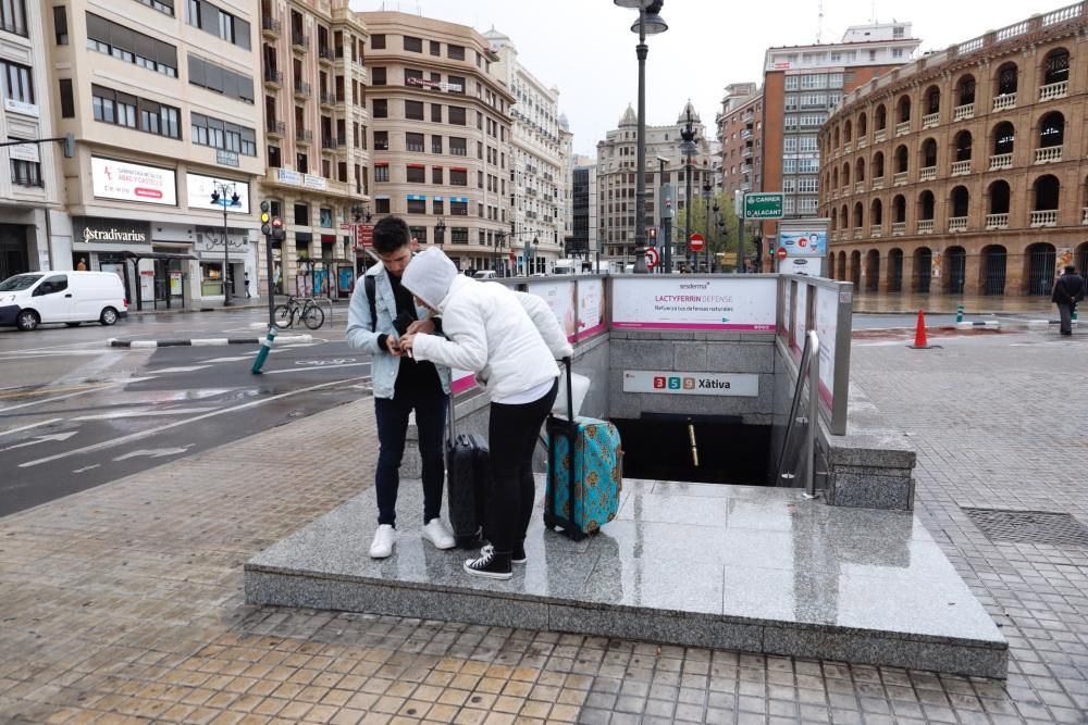 La UME desinfecta la estación Sorolla de València