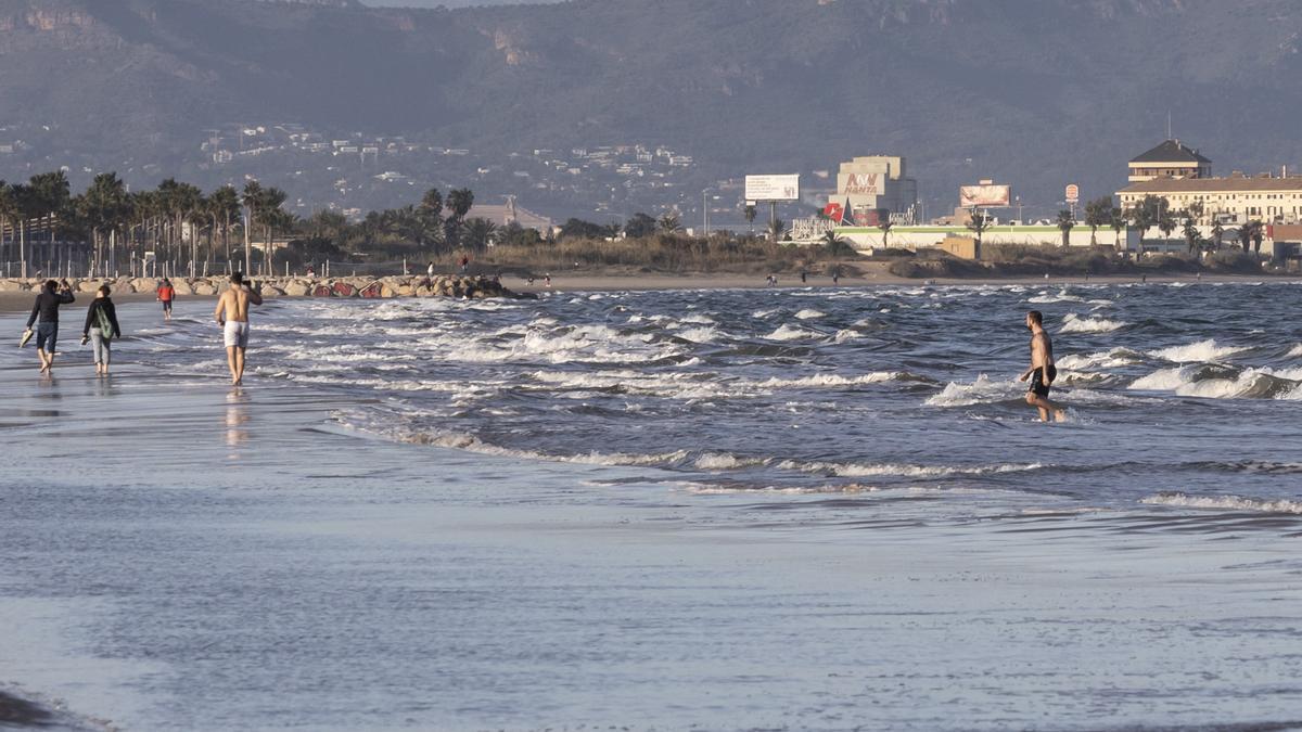 Bañistas en la playa de la Malva-rosa en pleno mes de enero