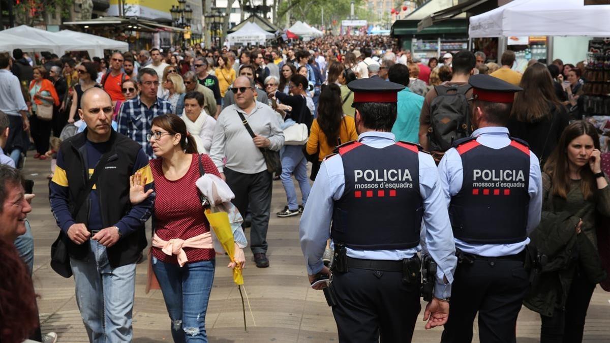 La seguridad policial está presente en el centro de la capital.