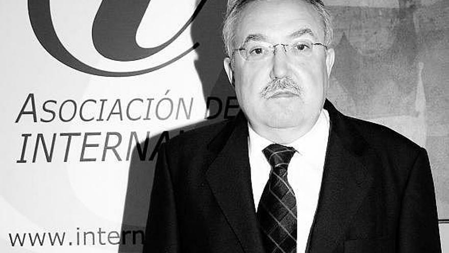 Pedro Martínez, fiscal del Tribunal Superior de Justicia de Madrid, en su visita a Langreo.
