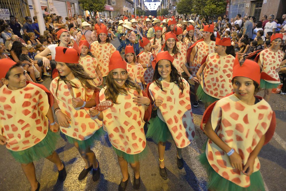 El popular desfile de la Gran Charanga en Elche reúne a más de 4.500 participantes