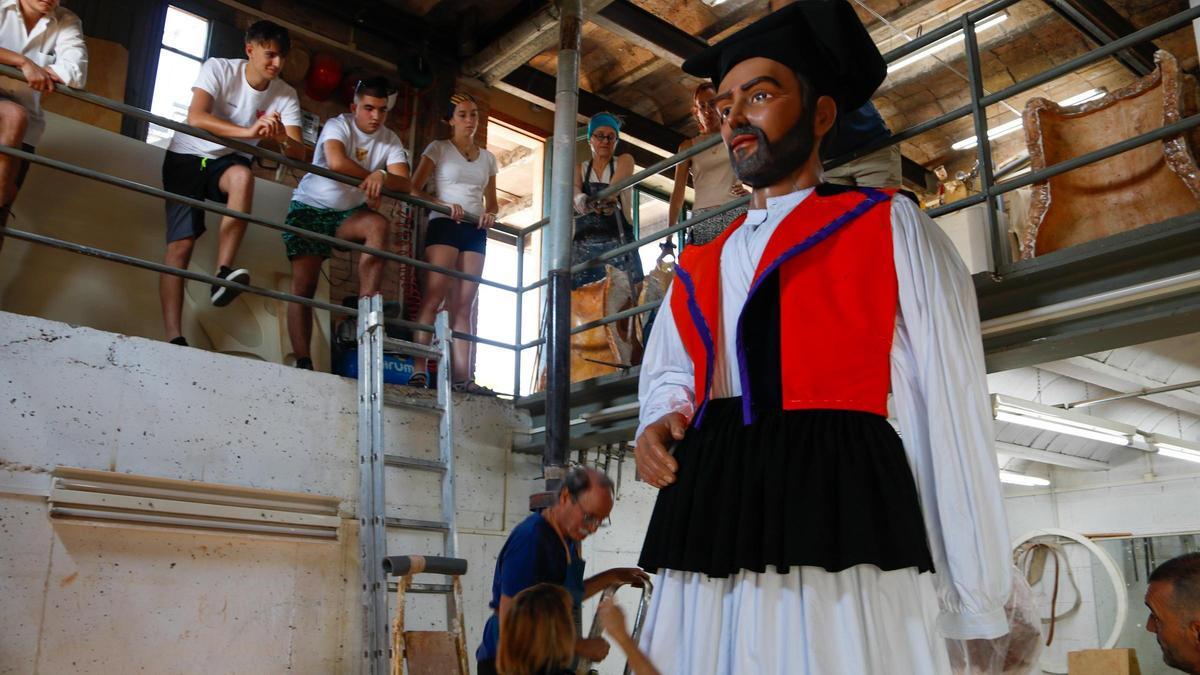 El constructor de gegants Toni Mujal ultima els detalls de la seva última creació, el gegant Lussiero, al seu obrador d'imatgeria festiva a Cardona