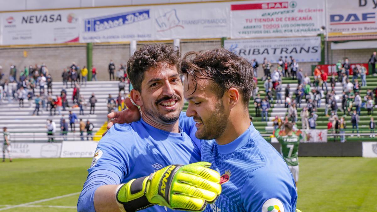 Sergio Tienza, derecha, junto a Bernabé, tras el Cacereño-Montijo.