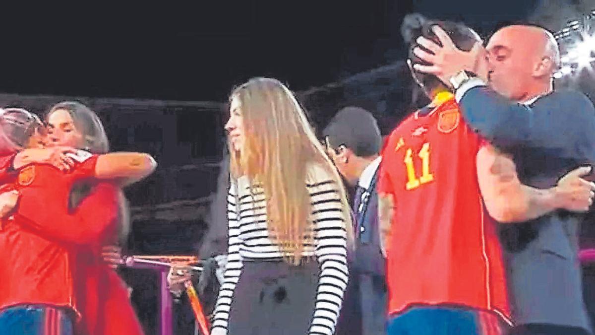 El beso de Rubiales a Jenni Hermoso, en 2023, con la reina Letizia y la infanta Sofía presentes.