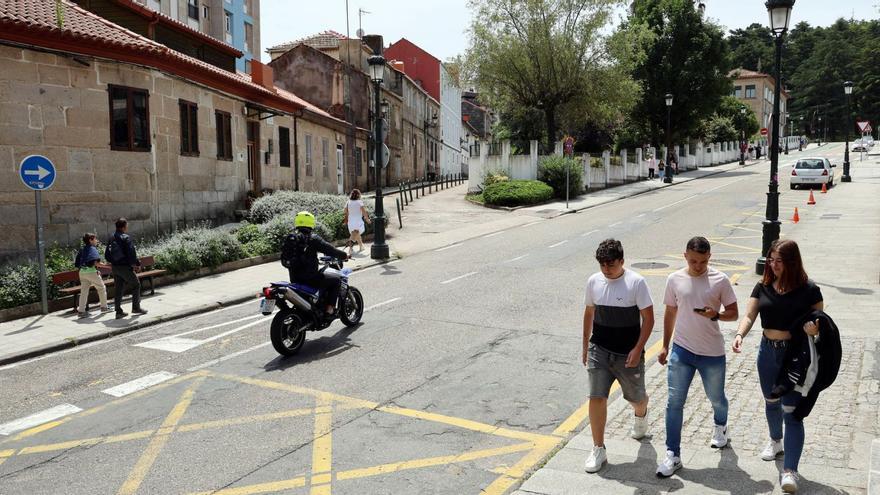 Viandantes caminando ayer por el Paseo de Granada, donde el Concello continuará con su proyecto de Vigo Vertical.