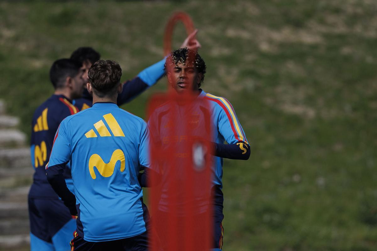 Lamine Yamal, durante un entrenamiento de la selección española de fútbol este jueves en la Ciudad de Fútbol de Las Rozas