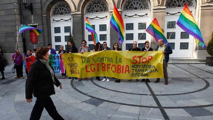 Integrantes de XEGA Asturias y representantes de otras asociaciones, ayer, durante la concentración por el día contra la LGTBfobia que se celebró delante del teatro Campoamor.