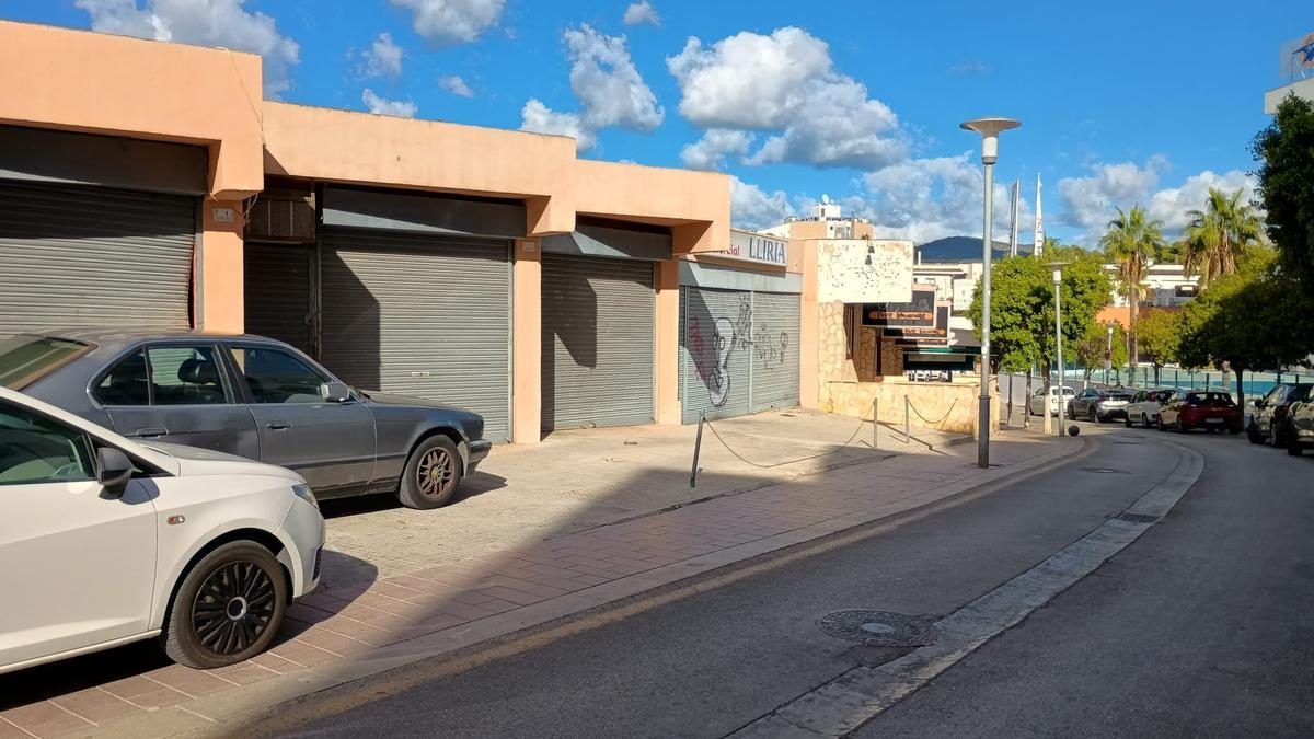 Locales comerciales cerrados en la calle San Miguel de Liria