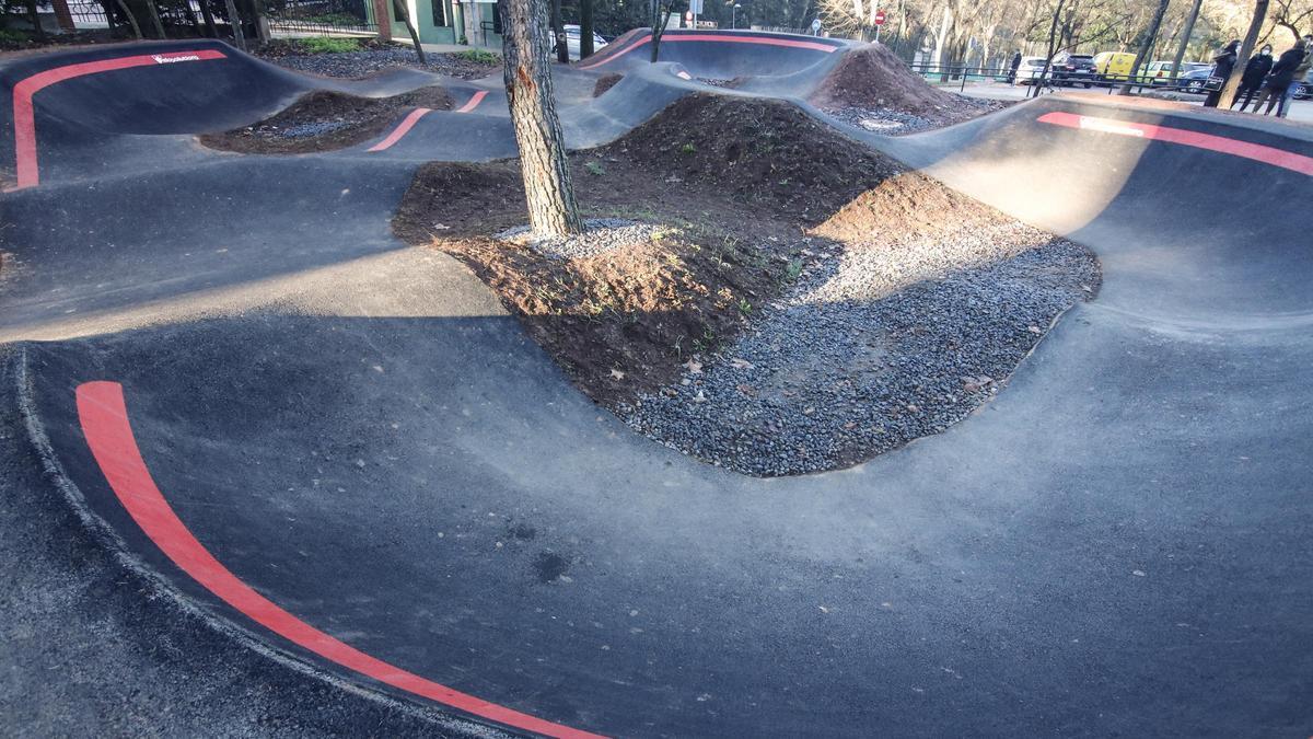 Nuevo circuito limitado para realizar deporte con un monopatín o con una bici BMX en el parque del Príncipe de Cáceres.