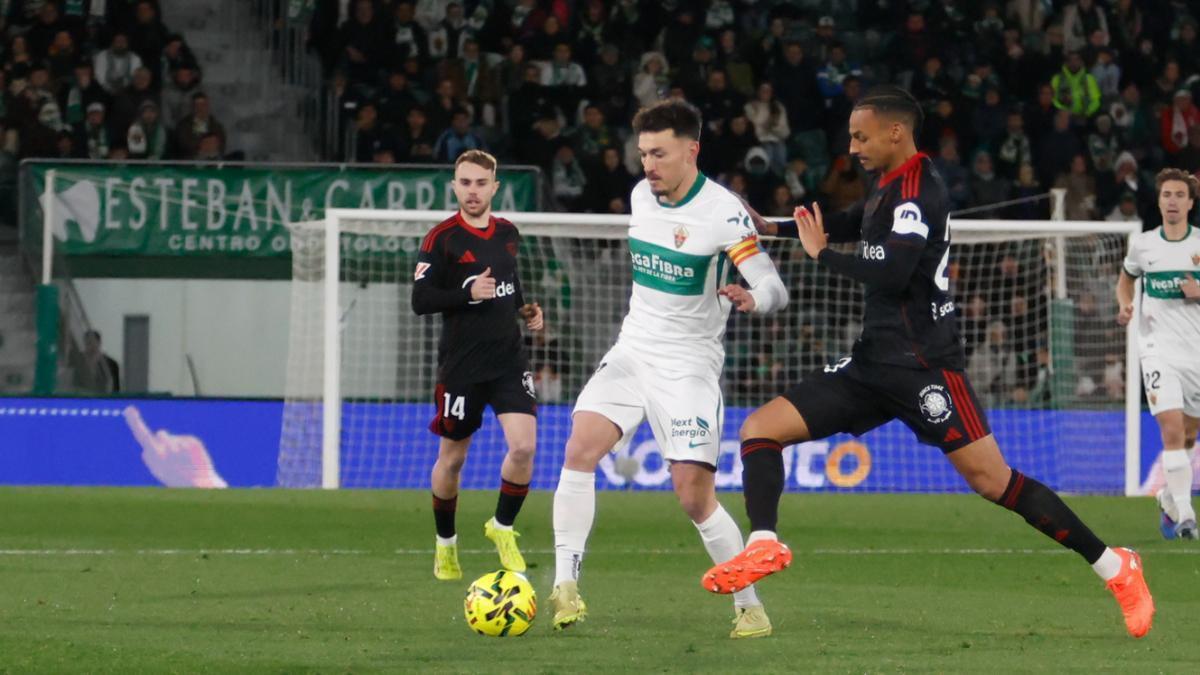 Akor Adams acude con un doblete al rescate del Sevilla en Elche (2-2)