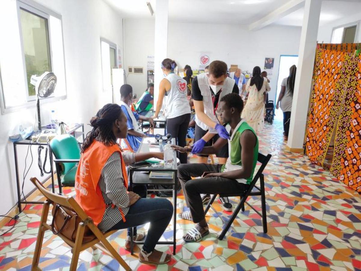 Voluntarios de Ecodesarrollo Gaia, en el consultorio de Yoff-Tonghor,en Senegal.  | // CEDIDA