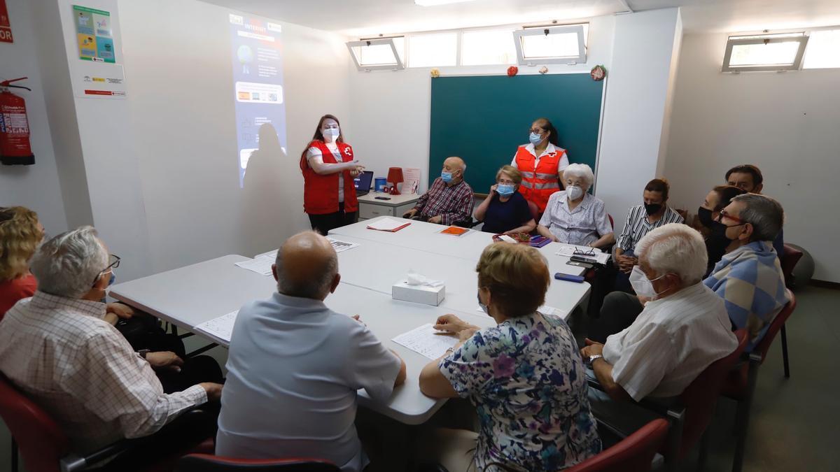 Voluntarios de Cruz Roja con personas mayores de Córdoba.
