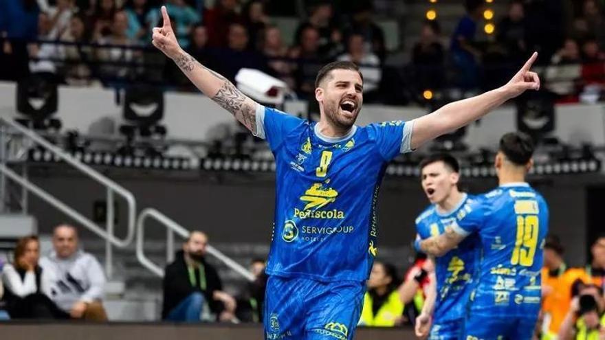 Vídeo | Batalla campal en Peñíscola: agresiones y público invadiendo la pista tras el 1-6 del Noia