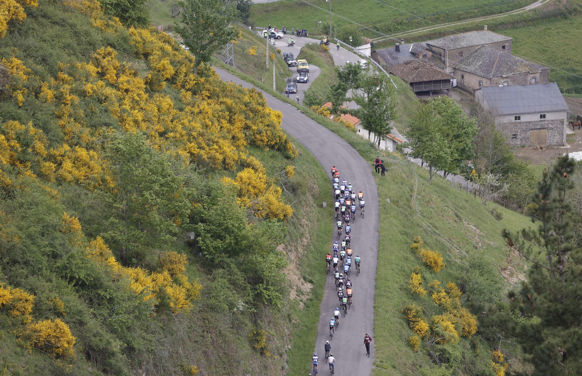 La segunda etapa de la Vuelta Ciclista a Asturias, en imágenes