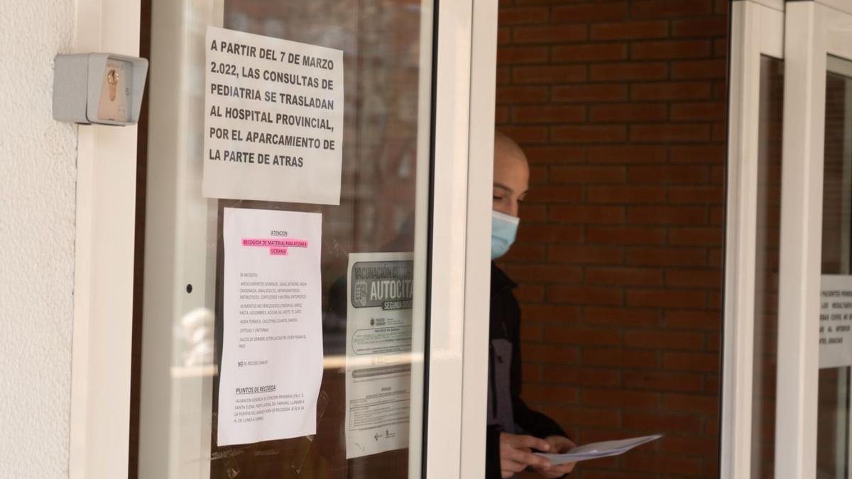 Cartel de aviso del cambio de consultas en el Centro de Salud Virgen de la Concha.