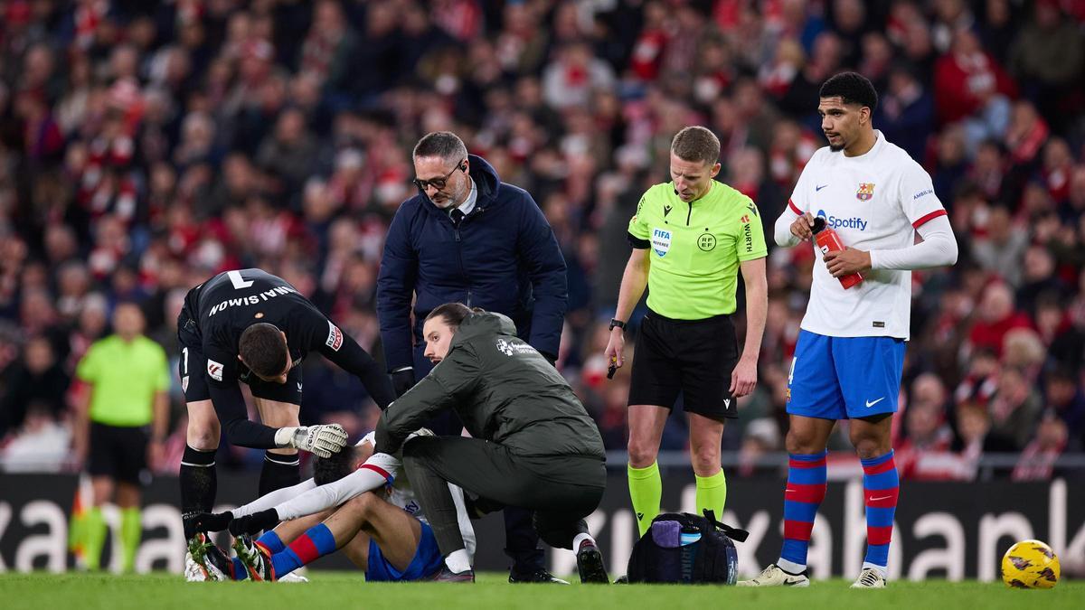 Unai Simón, el portero del Athletic, intenta consolar a Pedri en San Mamés tras la lesión muscular que padeció.